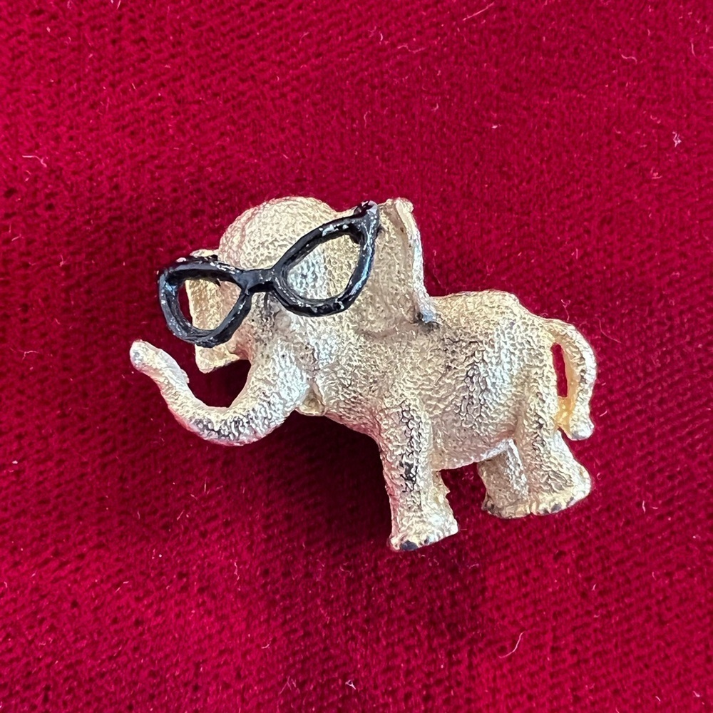 Elephant glasses cute brooch